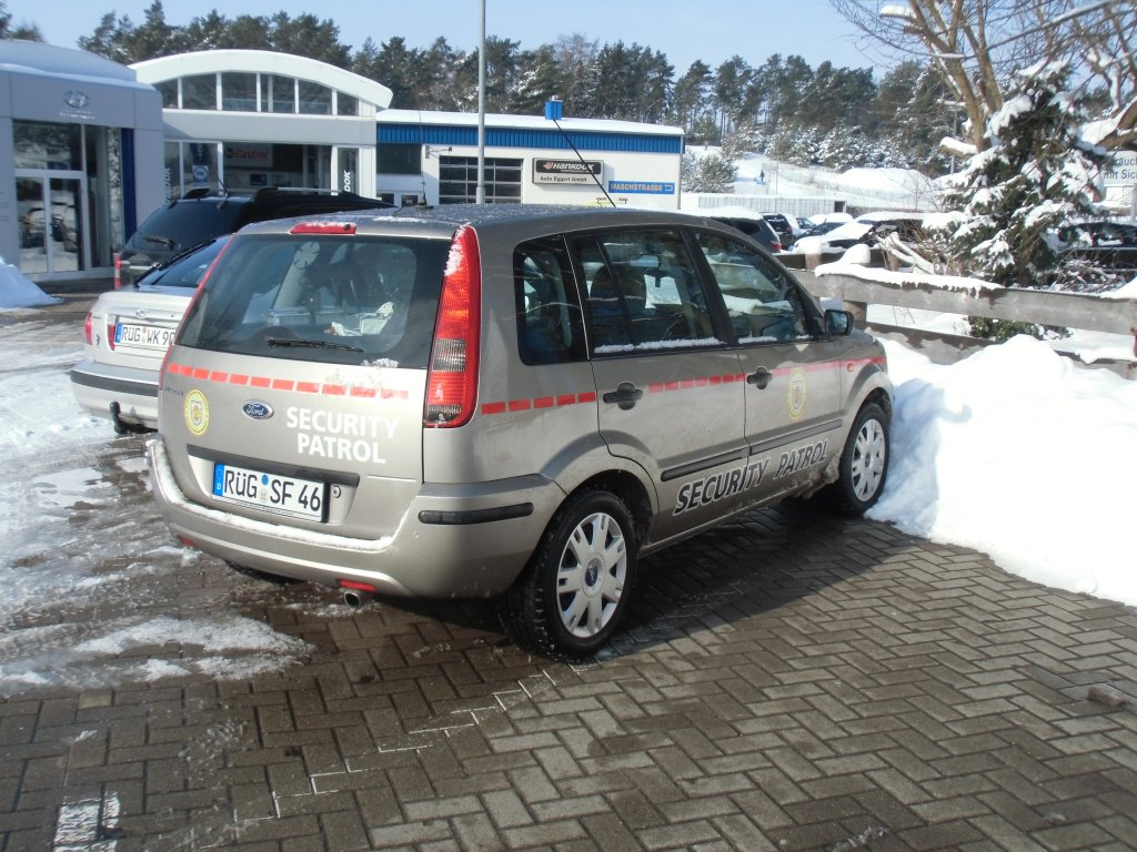 Streifenfahrzeug Ford Fusion eines Sicherheitsdienstes am 22.02.13 in Bergen auf Rgen.