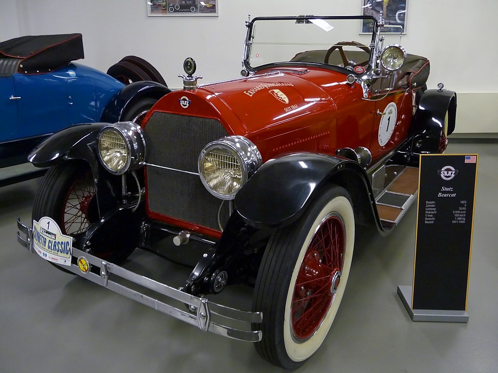 Stutz Bearcat, Autosammlung Steim in Schramberg, 6.3.11 
Baujahr 1923 
4 Zylinder, 70 PS aus 5940ccm. 
150 km/h schnell und 1400 kg schwer.