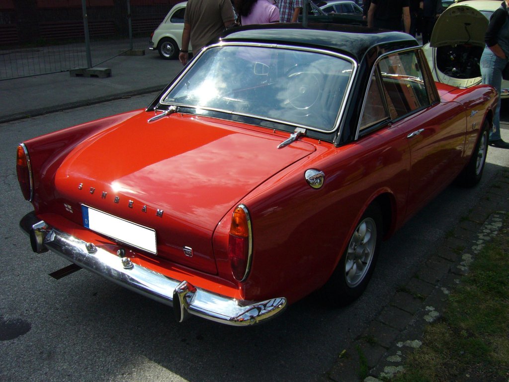 Sunbeam Alpine MK V. 1965 - 1968. Der Alpine wurde bereits 1959 vorgestellt. Hier wurde ein Modell der letzten Serie MK V abgelichtet. Im MK V wurde der 92 PS starke, auf 1.725 cm aufgebohrte, 4-Zylinderreihenmotor des Sunbeam Rapier verbaut. Oldtimertreffen Kokerei Zollverein am 02.09.2012.