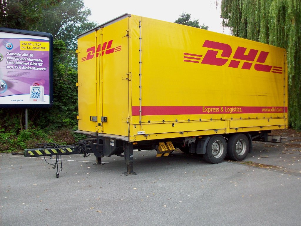 Tandem Anhnger Gardinenplane DHL in Recklinghausen abgestellt am 27.07.2011