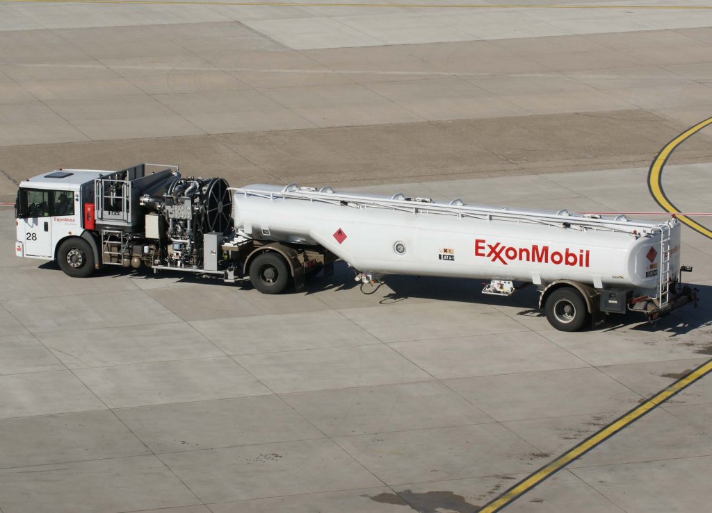 Tankfahrzeug  28  ~  Exxon Mobil , EDDL-DUS, Dsseldorf, 03.03.2010, Germany 

