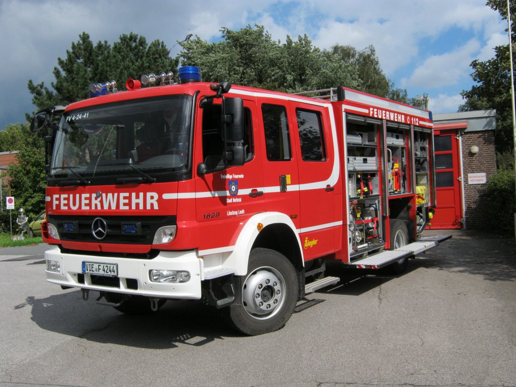Tanklschfahrzeug 20/40 mit Sonderlschmitteln (TLF 20/40-SL) der Feuerwehr Nettetal Lschzug Leuth

Das TLF ist in Nettetal aufgenommen worden am 27.8.11
