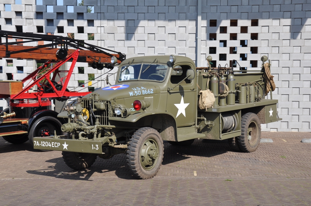 Tanklschfahrzeug Class 525 Chevrolet 4x4 der US-Armee, Aufnahme am 25.09.2011 in Schoten aus Anlass der Umzug fr 100 Jahr-Feier  brandweer Schoten 