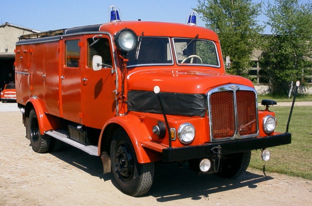 Tanklschfahrzeug TLF 16 auf Fahrgestell S 4000-1. Eines von 251 fr die Feuerwehren der DDR gebauten Fahrzeuge dieses Typs.
Fotogrfiert im Jahr 2007 bei einer Fahrzeugschau im Feuerwehrmuseum Meetzen, heute Int. Feuerwehrmuseum Schwerin.
