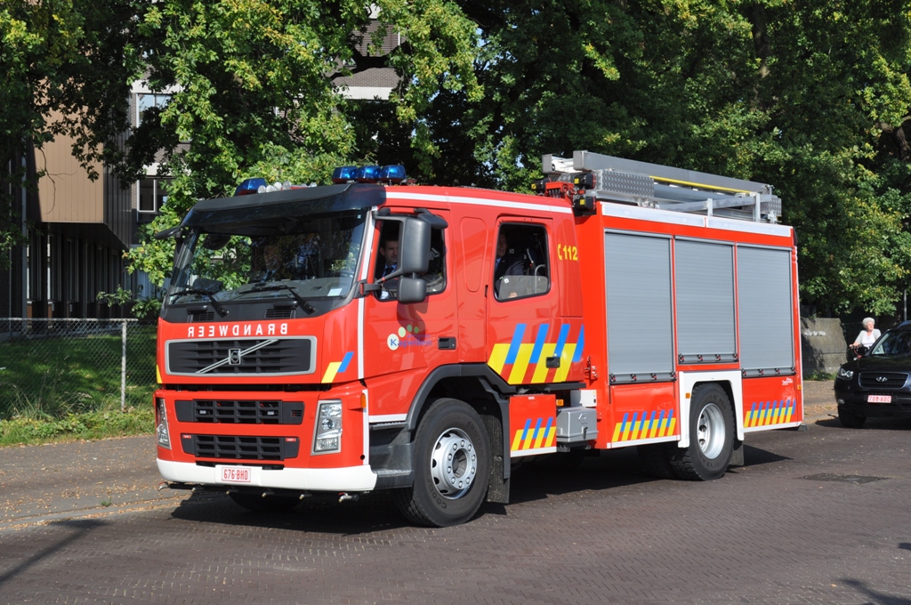 Tanklschfahrzeug Volvo FM9.300 Aufbau Plastisol & Fire Technics der Feuerwehr Kapellen, Aufnahme am 25.09.2011 in Schoten aus Anlass der Umzug fr 100 Jahr-Feier  brandweer Schoten 
