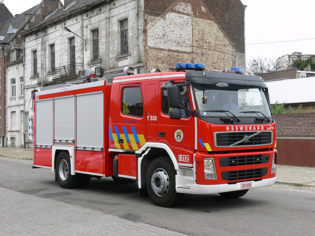 Tanklschfahrzeug Volvo FM9.300 Aufbau Plastisol & Fire Technics der Feuerwehr Beerse (Zone Taxandria), Aufnahme am 21.07.2010 in Brussel nach Anlass des Nationalfeiertags  

