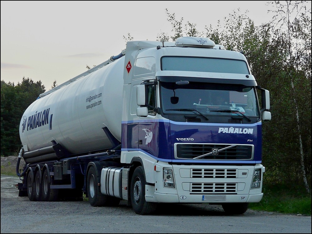 Tanksattelzug mit Volvo FH Zugmaschine aufgenommen am 13.08.10.
