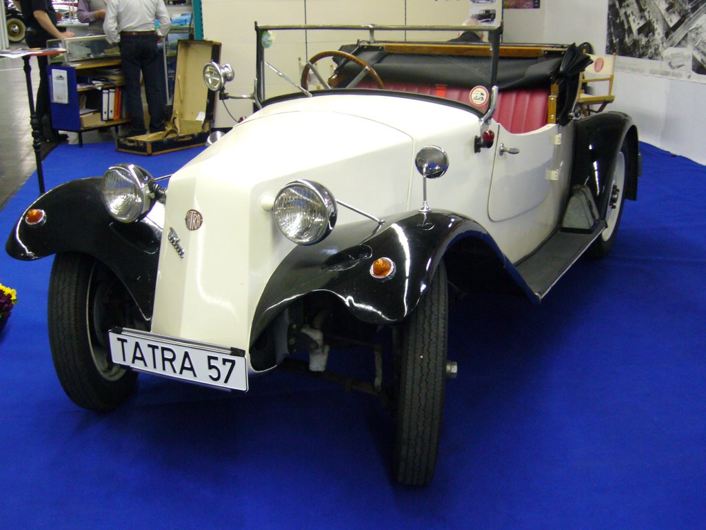 Tatra 57 Roadster. 1932 - 1949. Der Typ 57 wurde durch einen geblsegekhlten V4-motor angetrieben, der aus 1.155 cm zwischen 18 und 20 Ps leistet. Ab 1938 wurde der Hubraum auf 1.256 cm aufgebohrt und die Leistung stieg auf 25 PS. Techno Classica Essen am 14.04.2013.