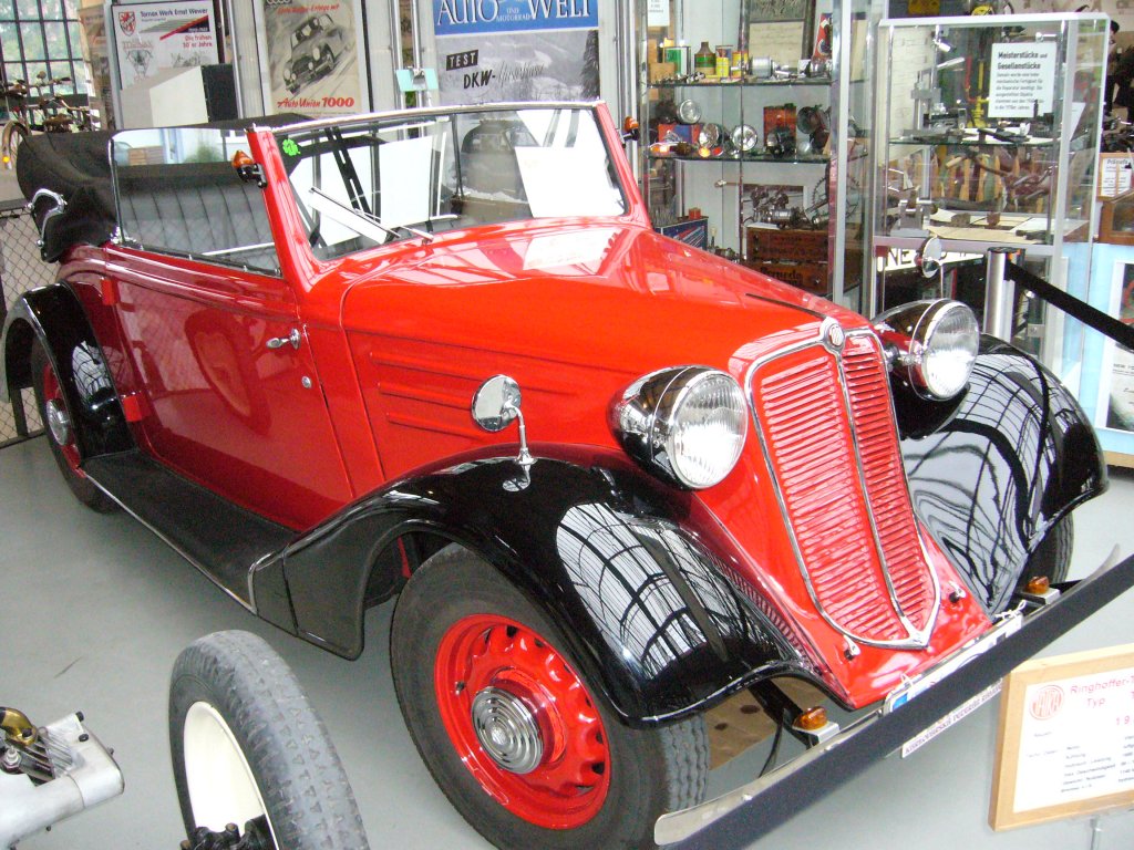 Tatra 75. 1933 - 1942. Dieses mit einem 4-Zylinderboxermotor versehene Modell, lief whrend seiner neunjhrigen Bauzeit 4.501 mal vom Band. Der Motor leistete 30 PS aus 1.688 cm. Dsseldorfer Meilenwerk.
