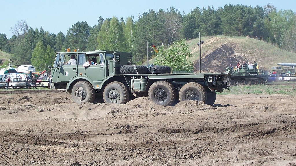 Tatra 813 beim 3. OST-Fahrzeug-Treffen auf dem Flugplatz Finow am 25.04.2009