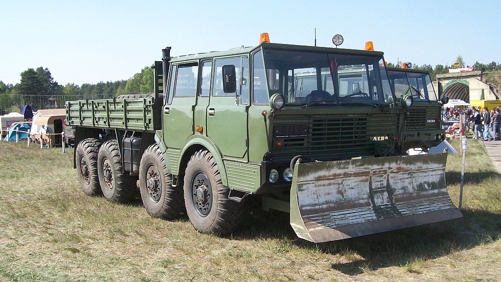 Tatra 813 beim 3. OST-Fahrzeug-Treffen auf dem Flugplatz Finow am 25.04.2009