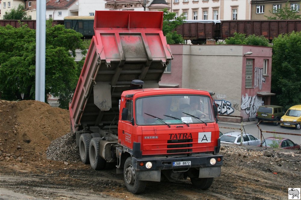 Tatra 815  Autodoprava  beim abkippen von Schotter whrend des Ausbaus der Gleisanlagen in Plzeň (Pilzen), Tschechien. Das Foto entstand am 7. Juni 2012.