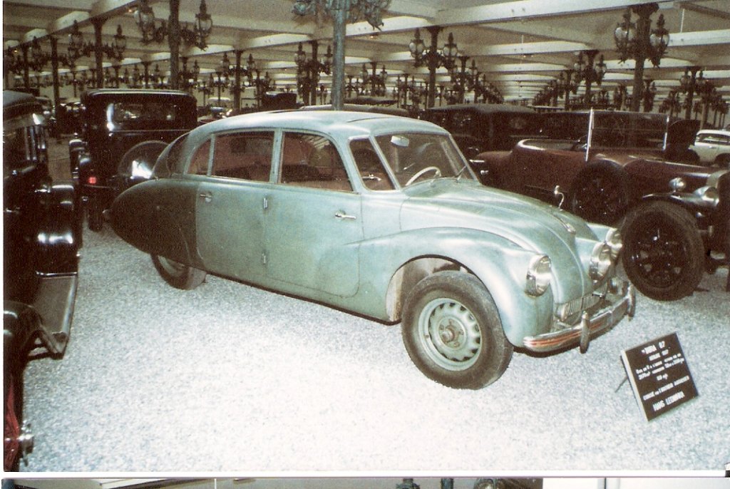 Tatra 87, 3023 mal gebaut von 1937-1950. Dieser Tatra, wartet im Sommer 1985 in der Sammlung Schlumpf auf seine Restaurierung.