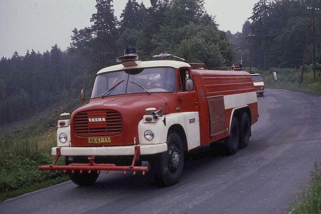 Tatra Feuerwehr Tankwagen. Das Fahrzeug begleitet hier am 26.6.1988 bei Mostek /CSSR) einen Dampfzug und hlt sich fr den Brandfall bereit. 