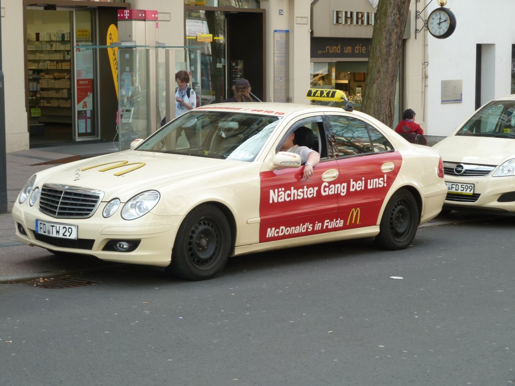 Taxi von MB wirbt fr  Mc Donald`s in Fulda , gesehen in Fulda im April 2011