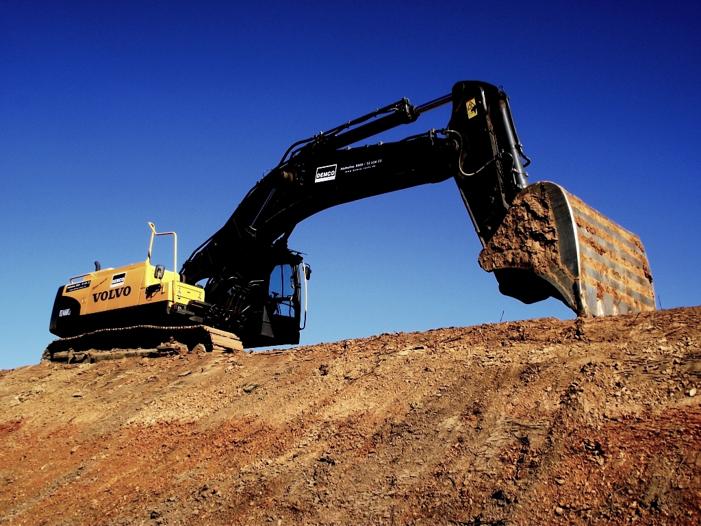 Titan aus Schwedenstahl. volvo Bagger in Ruhefahse. Aufgenommen Baustelle Verlegung A4 in Kerpen Buir, am 15 08 2010

Von Alteisenjo