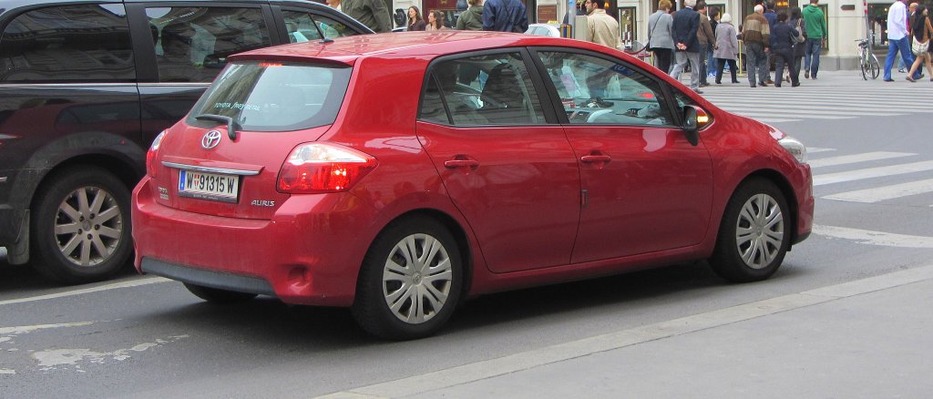 Toyota Auris wartet an einer Wiener Ampel auf grünes Licht.(5.4.2012)