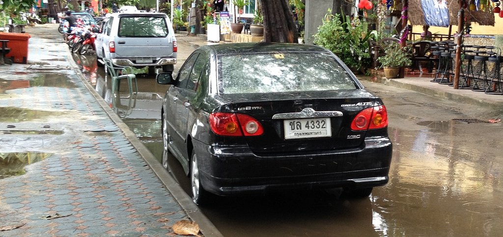 Toyota Corolla Altis nach einem kurzen, aber heftigen Regenschauer in Phuket.(2.1.2012)