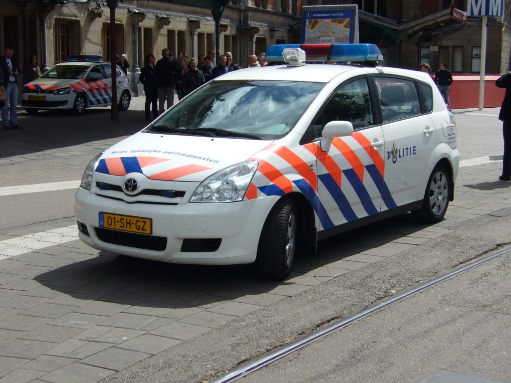 Toyota Corolla Verso. 2004 - 2009. Hier wurde ein Streifenwagen der niederlndischen Politie abgelichtet. Den Corolla dieser Baureihe gab es mit zwei verschiedenen Benzin und drei verschiedenen Dieselmotoren. Centraal Station Amsterdam am 23.06.2012.