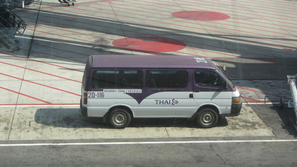 Toyota Dienstfahrzeug der THAI in Bangkok am Suvarnabhumi Airport am 6.1.2012.