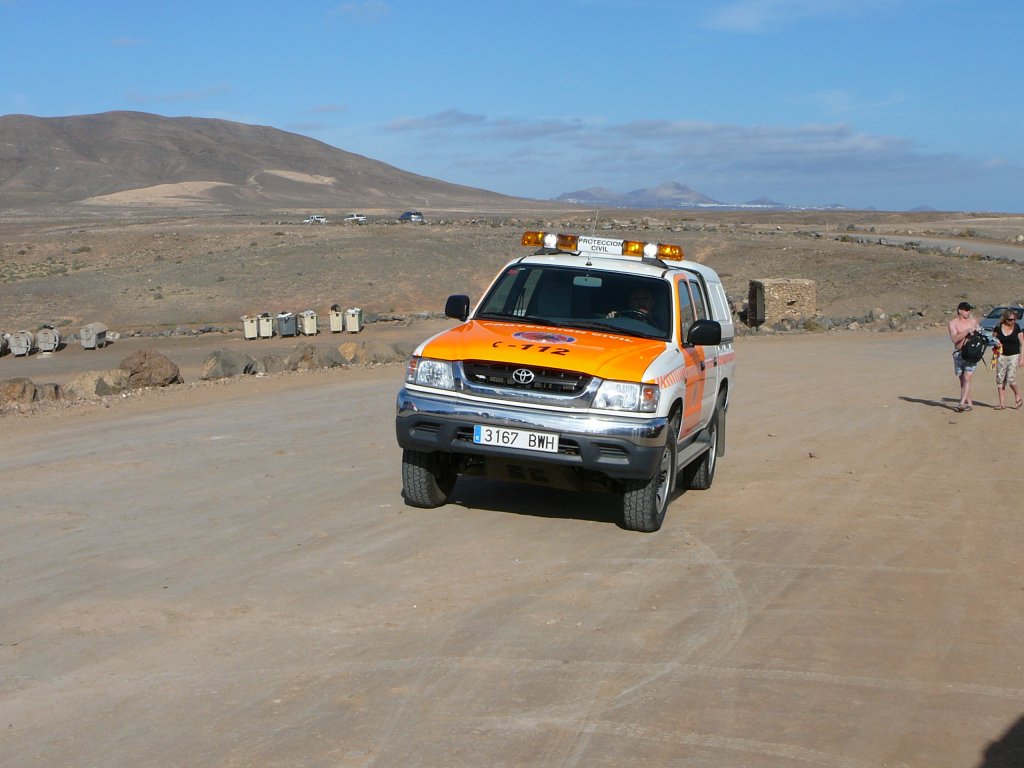 Toyota eines Rettungsdienstes unterwegs auf Lanzarote im Januar 2010