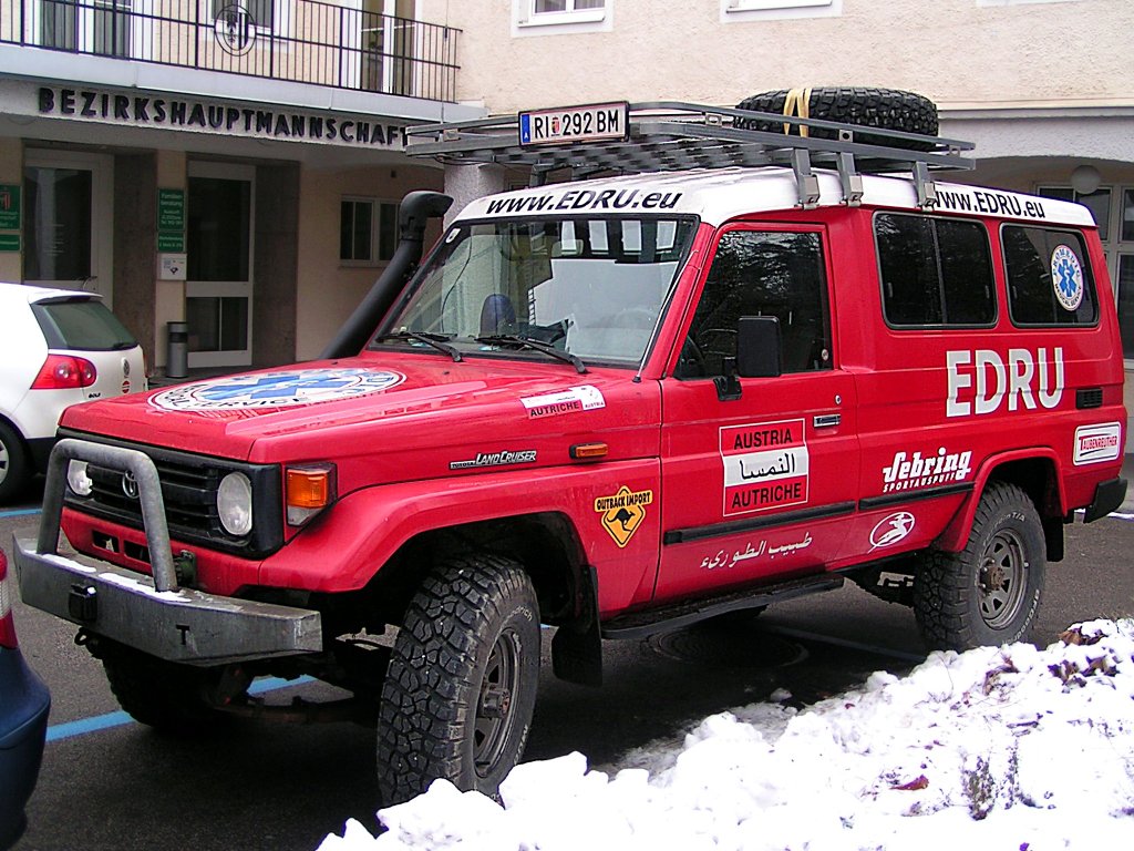 Toyota,LandCruiser von  EDRU  steht vor den Toren der Bezirkshauptmannschaft in Ried i.I.;100108