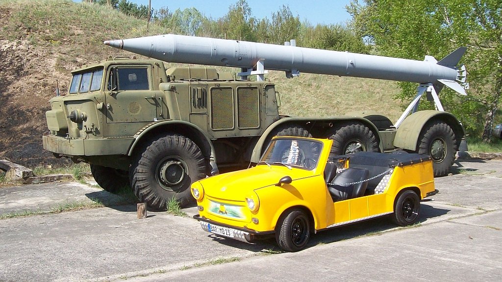 Trabant 601 Kbel vor einem ZIL-135 beim 3. OST-Fahrzeug-Treffen auf dem Flugplatz Finow am 25.04.2009