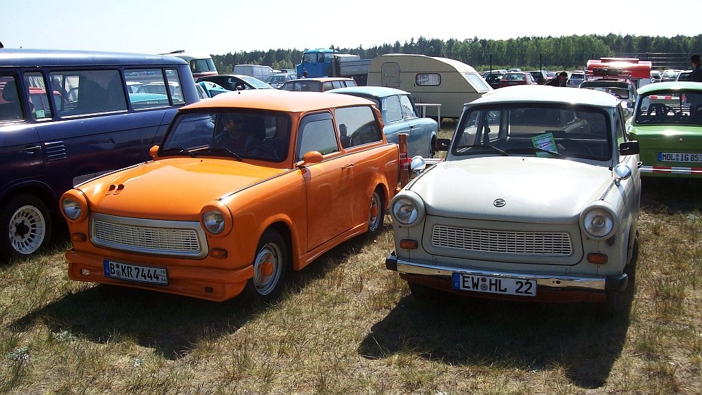 Trabant 601 Original und eine getunte Kombiversion am 25.04.2009 beim 3. OST-Fahrzeug-Treffen auf dem Flugplatz Finow