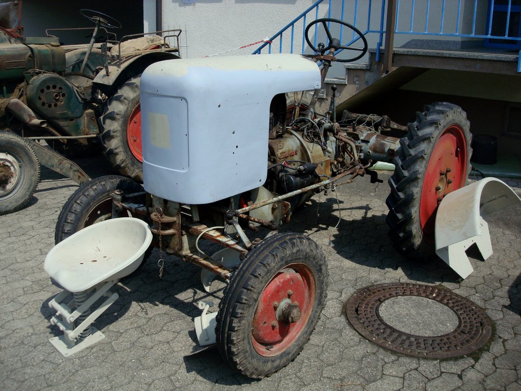 Traktor der Firma Eicher wird restauriert,
Holzhausen Juli 2010