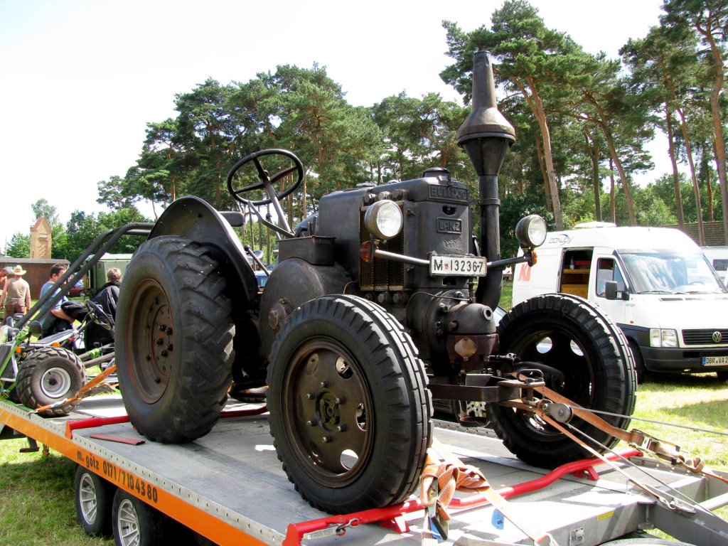 Traktor LANZ  BULLDOG  (Heinrich Lanz) mit  alten  Kennzeichen M-132367, Baujahr 1936 beim 18. Oldtimer- und Traktoren-Treffen im AGRONEUM in Alt Schwerin [12.08.2012]
