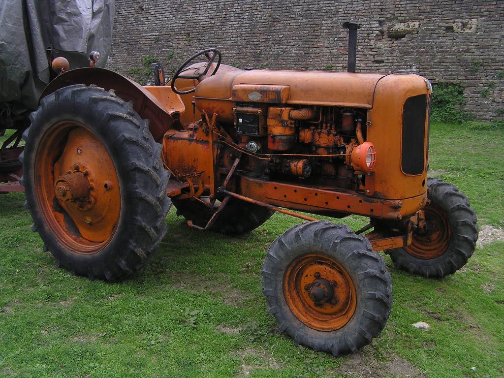 Traktor der Marke NUFFIELD (Aufnahmedatum 19.09.2012)