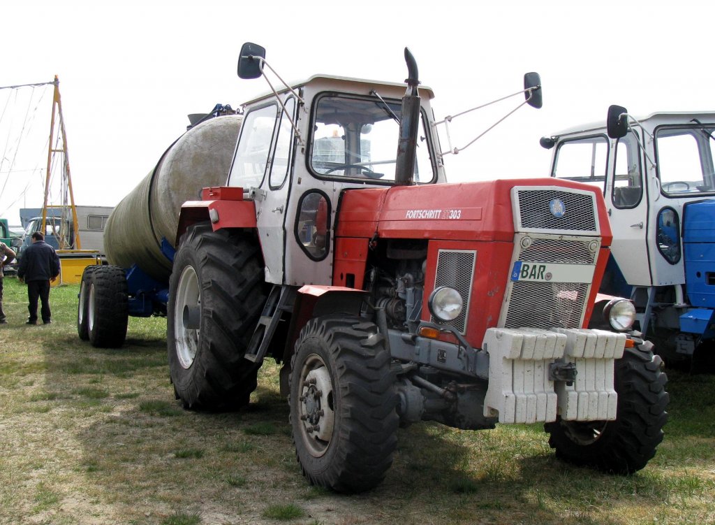 Traktoren ZT 303 -FORTSCHRITT- mit Glleanhnger aus dem Landkreis Barnim (BAR) fotografiert beim Ostfahrzeug-Treffen Finowfurt [24.04.2010]
