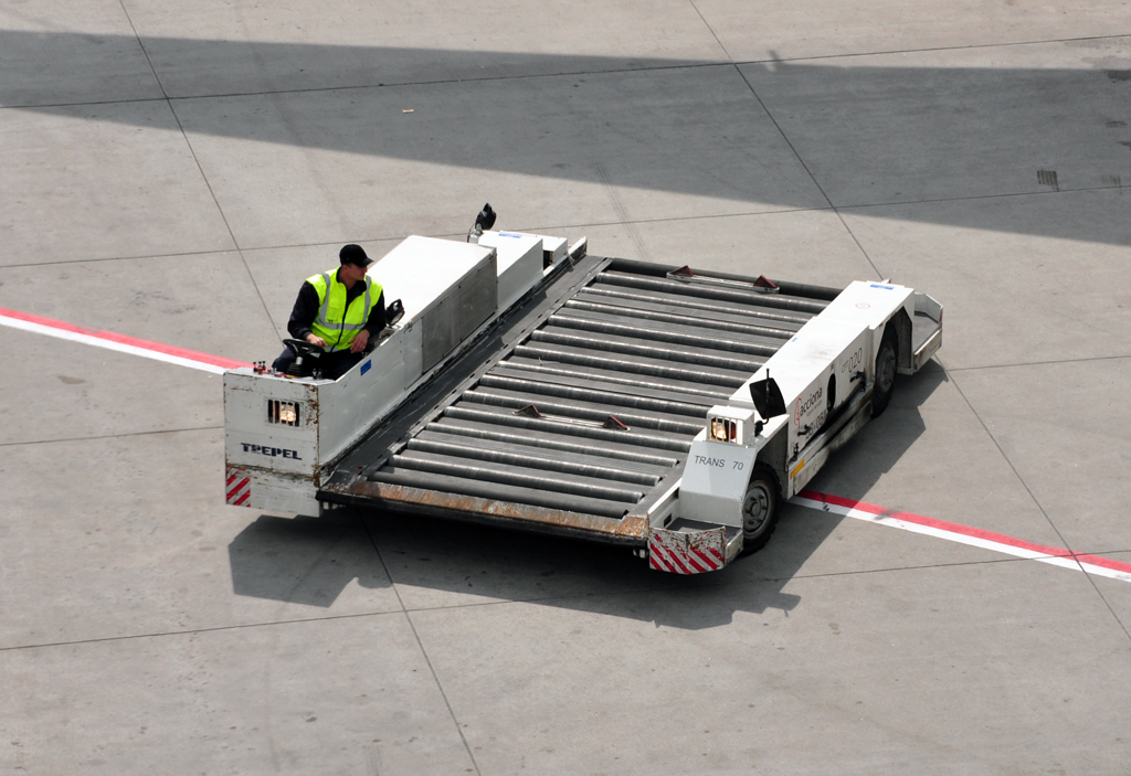  Trepel  Frachthebe- und Verladefahrzeug am Frankfurter Flughafen - 14.04.2012