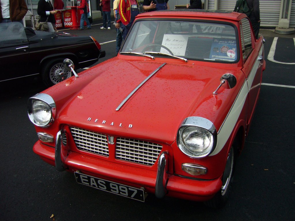 Triumph Herald 1200 Coupe. Der Herald wurde 1959 vorgestellt und lief 1971 aus. Das Auto wurde von Giovanni Michelotti gezeichnet und war in etlichen Karosserievarianten erhltlich. Vom abgelichteten Coupe-modell wurden von 1961 - 1970 lediglich 5.319 Fahrzeuge produziert. Techno Classica 03.04.2011.