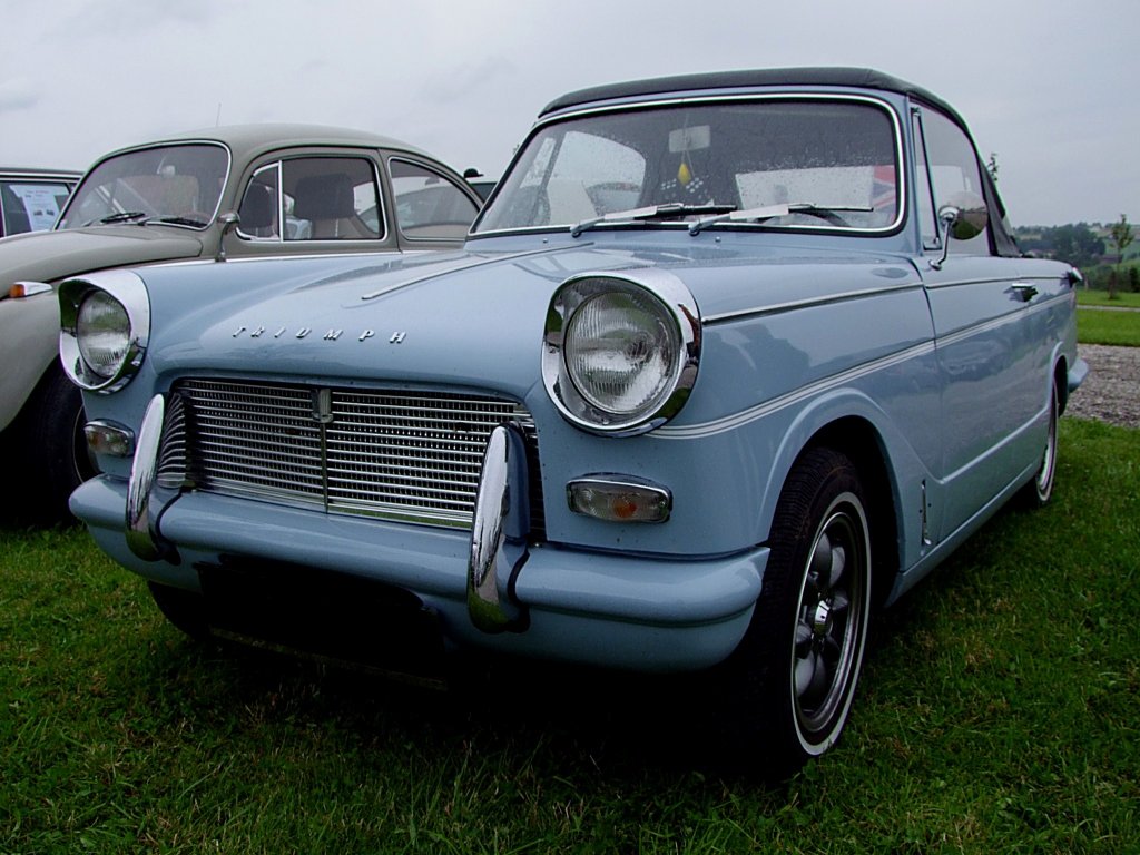 TRIUMPH-Herald-1200 nimmt trotz Regenwetter bei einer Oldtimerveranstaltung im Bezirk Vcklabruck teil;110703