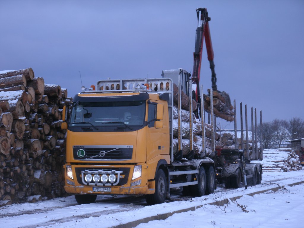 Trotz Wintereinbruch brachte,am 06.Dezember 2012,Dieser VOLVO Holzlaster Holz zum Bahnhof nach Bergen/Rgen.