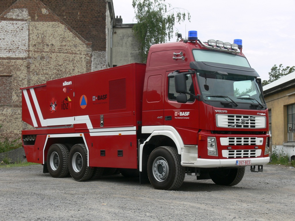 Turbolscher Volvo FM 6x6 Aufbau Zikun der Werksfeuerwehr BASF Antwerpen und Belgischen Innenministerium, Aufnahme am 21.07.2010 in Brussel nach Anlass des Nationalfeiertags 