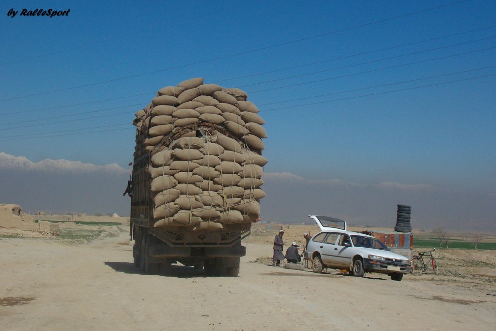 umgebauter Mercedes-Benz SK, total berladen, auf dem Weg von der Jalalabad Road in Richtung Pol-e-Charki Afghanistan, Mai06.