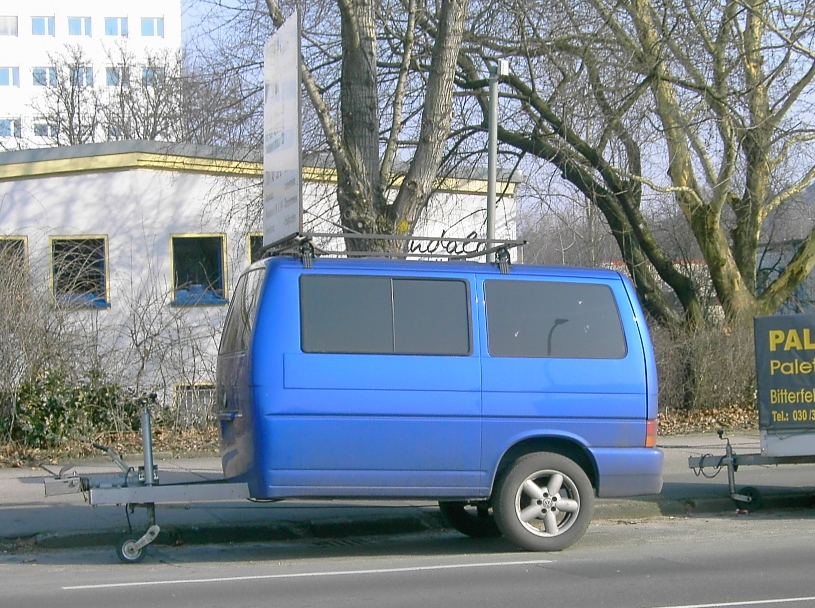 Ungewhnlicher VW T4 - Anhngerumbau, gesehen in Berlin, 03/2007.