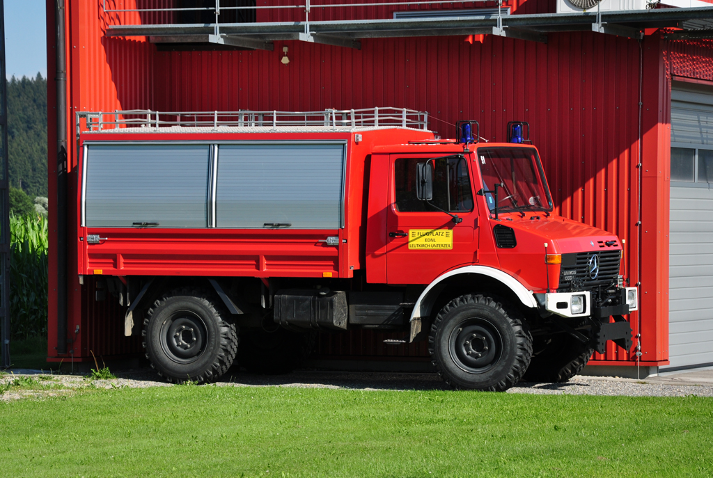 Unimog 1300 L als Feuerwehrfahrzeug auf dem Flugplatz Leutkirch - 16.07.2011