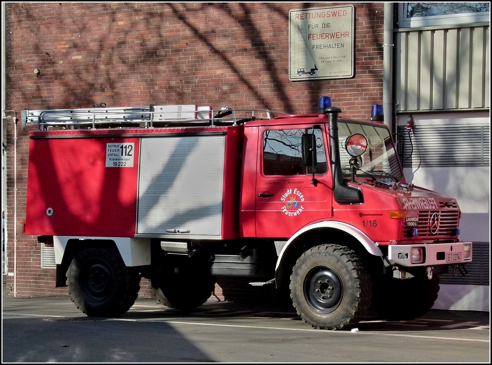 Unimog 1300L Feuerwehrfahrzeug aufgenommen in Essen bei der Techno Classica am 02.04.2011.