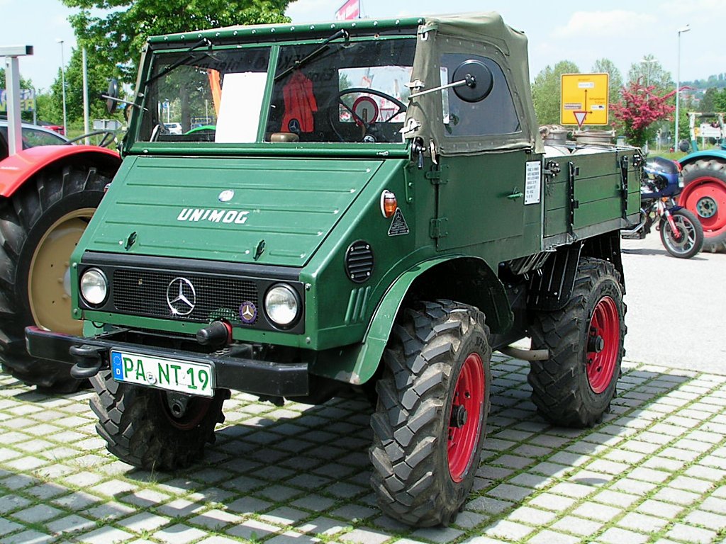 UNIMOG-30PS Bj1957 ist soeben zur Bulldogausstellung in Pfarrkirchen vorgefahren;080524