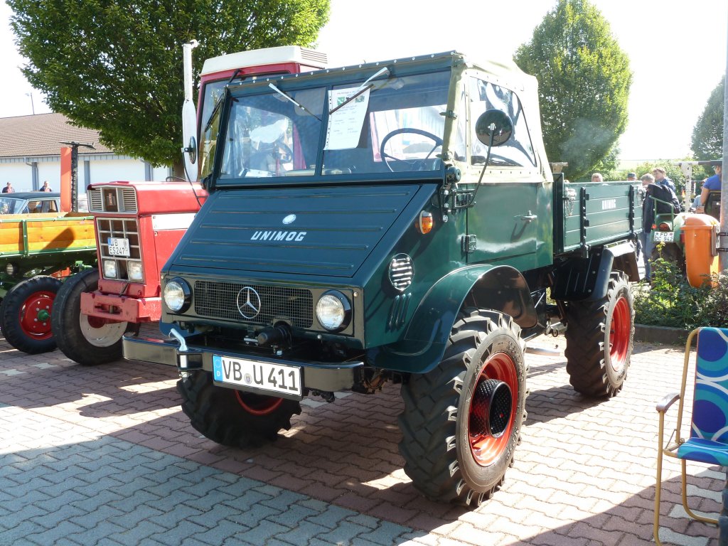 Unimog 411, Bj. 1965, ausgestellt bei der 2. Traktorenausstellung  Ahle Bulldogge us Angeschbach oh Lannehuse  am 05.09.2010 in Angersbach 