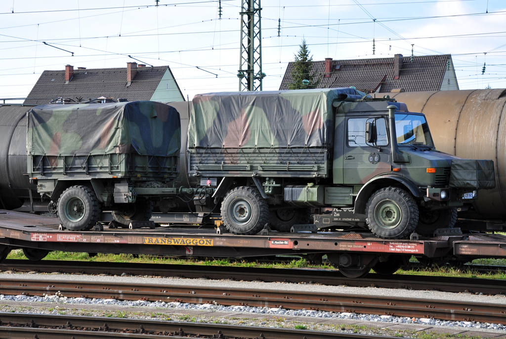 Unimog mit 1-achs-Hnger der Bundeswehr auf Tieflader der Bahn im Bahnhof Freilassing - 25.04.2012