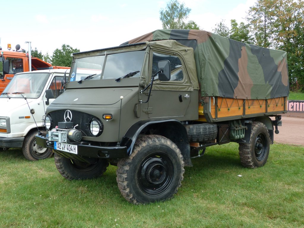 Unimog in Tarnlackierung steht bei der Oldtimerausstellung in Hofheim-Diedenbergen, August 2011