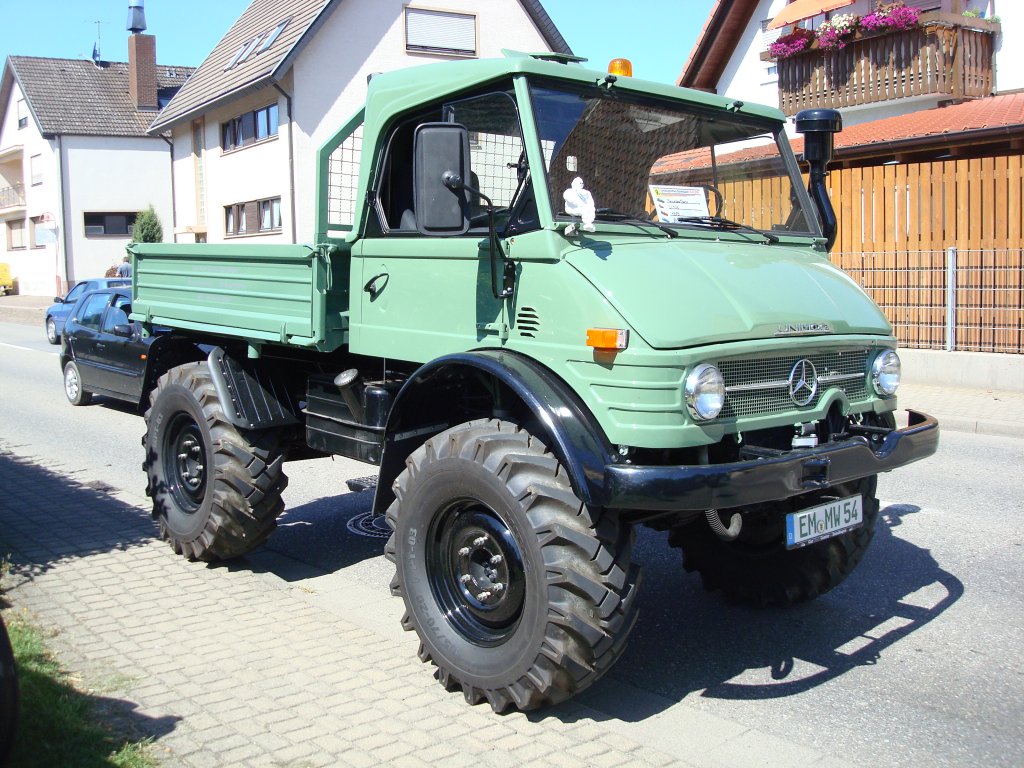 Unimog U 406 Cabrio, 6-Zyl.Diesel mit 5700ccm und 84PS, Baujahr 1979, Traktortreffen Holzhausen, Juli 2010