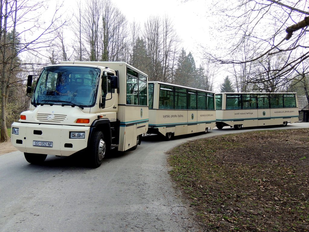 Unimog U400 absolviert mit zwei Wagen im Nationalpark Plitvicer Seen den Besuchertransport; 130421