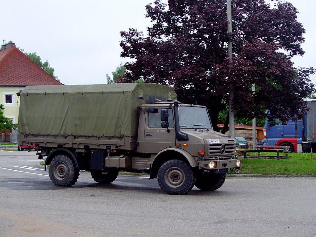 UNIMOG U4000 transportiert vom Bahnhof Soldaten zur Kaserne;110626
