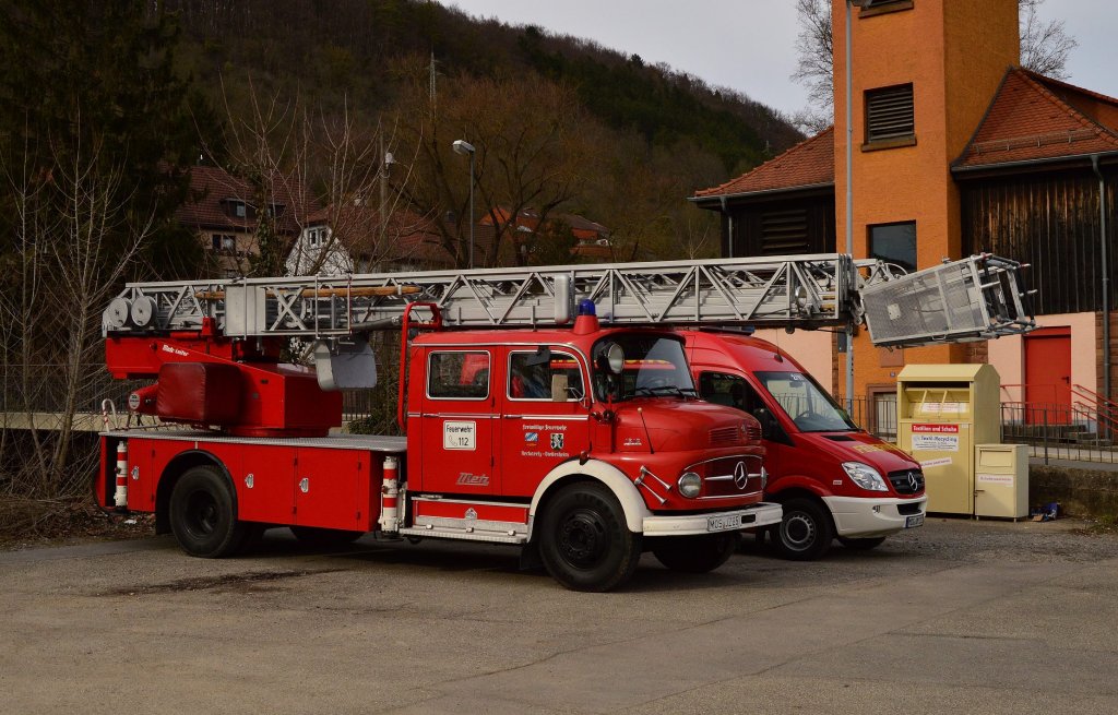 Unweit der Feuerwache in Mosbach Baden, stehen nach einer Grobung am Samstag den 16.3.2013 diese Feuerwehrfahrzeuge. Ein Mercedes Sprinter und ein Mercedes Benz 1313 DL. 