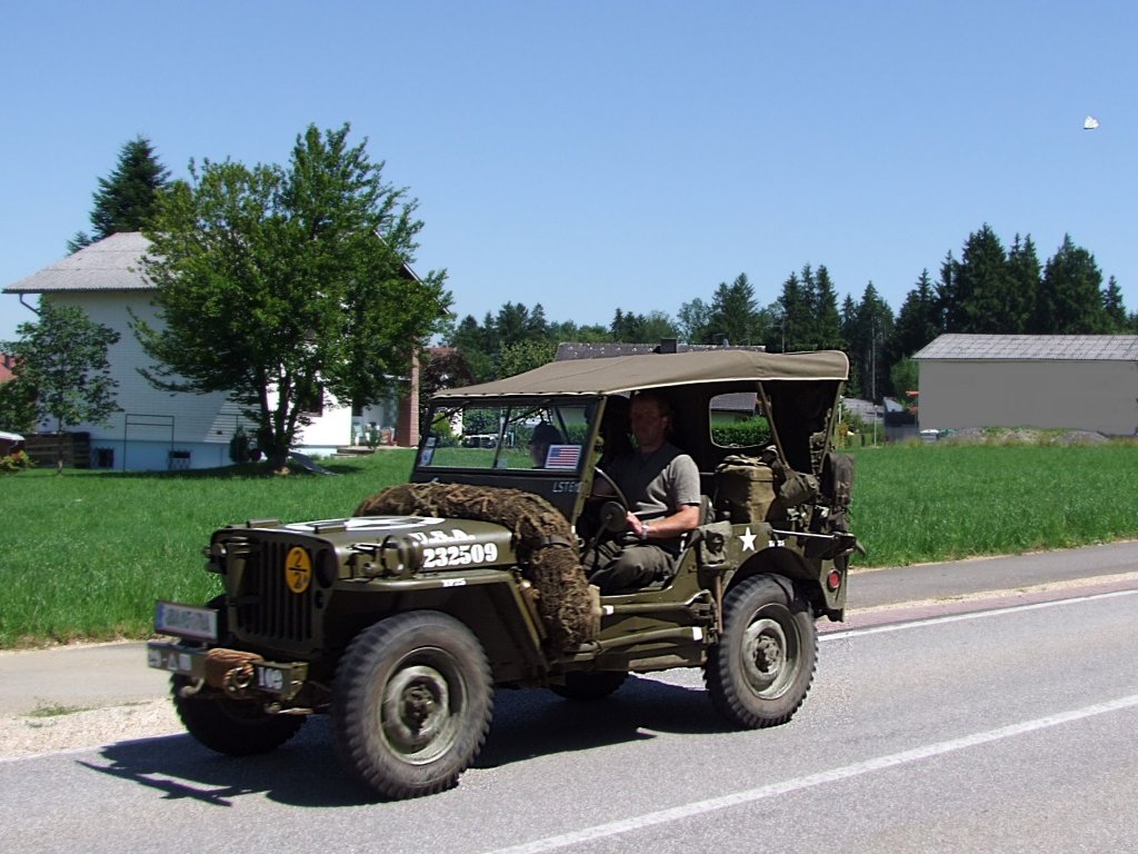 US-Army-Jeep 232509 wird von einem Kohlweiling verfolgt;100709